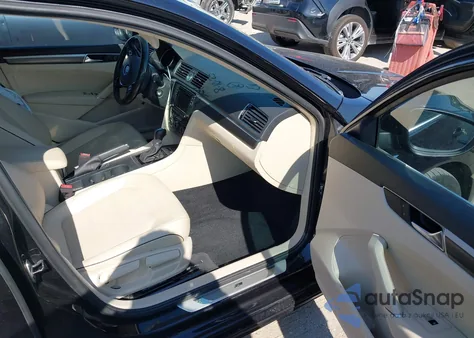 2017 Volkswagen Passat 1.8T R-Line z USA, uszkodzony, nr VIN 1VWDT7A38HC084036